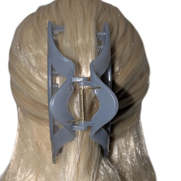 🍁 3/$15 Boutique Triangle Claw Hair Clip - Picture 2 of 6